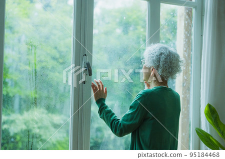 雨焦慮的高級女人 95184468