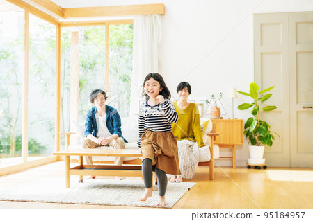 girl running in the living room of the house 95184957