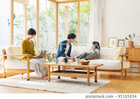 家人聚集在我家 95185034