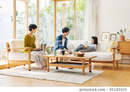 Family gathering together in my home 95185035