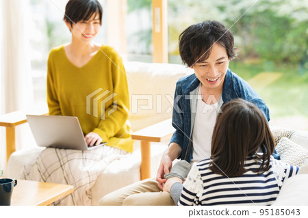 Daddy playing with a child 95185043