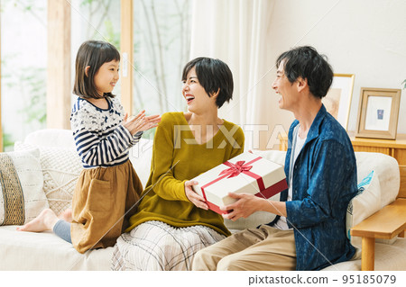 家人給媽媽送禮物 家人給媽媽送禮物 95185079