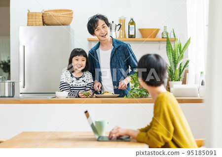 爸爸和孩子一起做飯 爸爸和孩子一起做飯 95185091