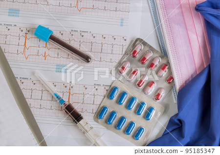 Doctor examines patient cardiogram picks him treatment of heart disease Doctor examines patient cardiogram picks him treatment of heart disease 95185347