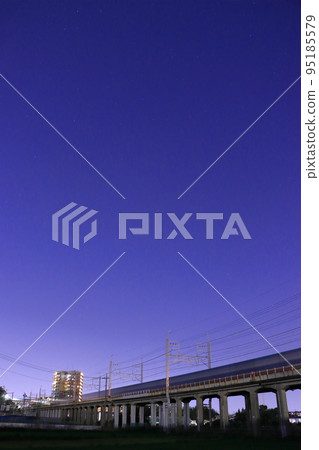 豐田長通特快在夜空中留下一條藍色的足跡 豐田長通特快在夜空中留下一條藍色的足跡 95185579