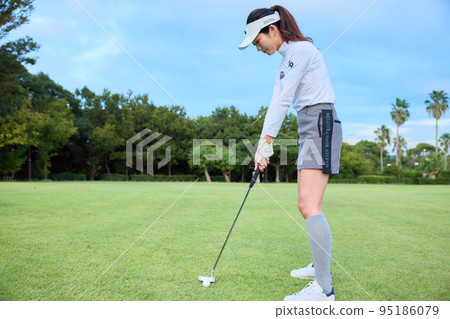 女子打高爾夫球 女子打高爾夫球 95186079