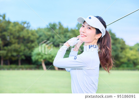 女子打高爾夫球 95186091