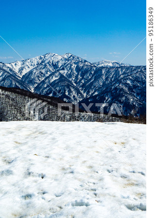 余雪季登上福井縣鳥立山:從鳥立山山頂看到的京嶽山和荒島山 余雪季登上福井縣鳥立山:從鳥立山山頂看到的京嶽山和荒島山 95186349