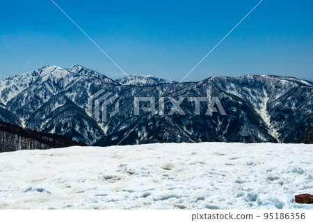 Climbing Mt. Toritate in Fukui Prefecture during the remaining snow season: Mt. Dainichi seen from the summit of Mt. Toritate 95186356
