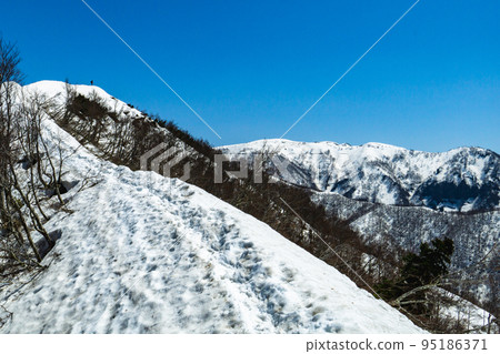 Climbing Mt. Toritate in Fukui Prefecture during the spring remaining snow season: The trail to the summit and Mt. Karasu 95186371