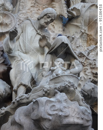 [西班牙] 聖家堂耶穌誕生立面慈善之門雕塑（巴塞羅那） 95186458