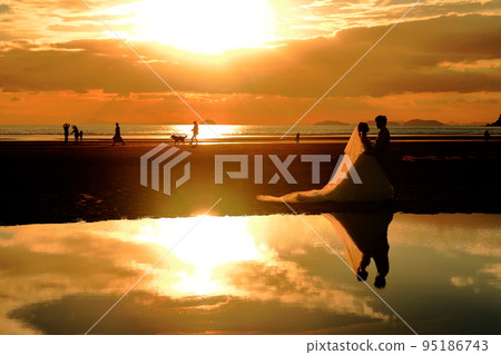 [Kagawa Prefecture] Evening view of Chichibugahama 95186743