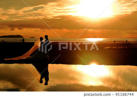 [Kagawa Prefecture] Evening view of Chichibugahama 95186744