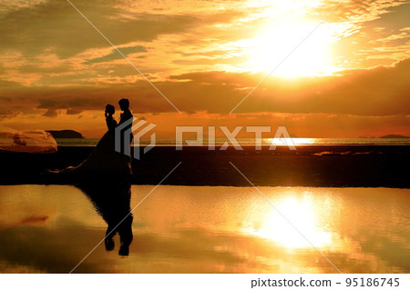 [Kagawa Prefecture] Evening view of Chichibugahama 95186745