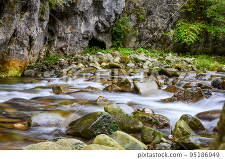 石頭之間流動的水景觀 石頭之間流動的水景觀 95186949