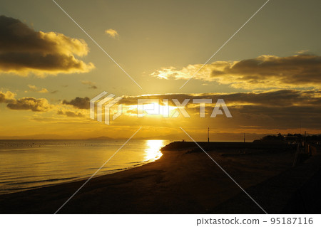 Ariake Sea morning and crepuscular rays Ariake Sea morning and crepuscular rays 95187116