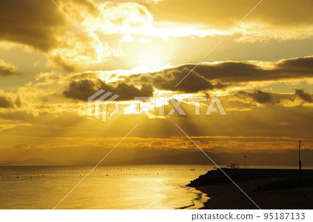 Ariake Sea morning and crepuscular rays Ariake Sea morning and crepuscular rays 95187133