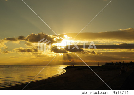 Ariake Sea morning and crepuscular rays Ariake Sea morning and crepuscular rays 95187143