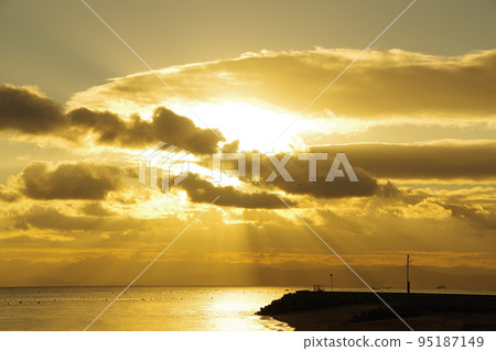 Ariake Sea morning and crepuscular rays Ariake Sea morning and crepuscular rays 95187149
