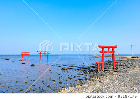 佐賀縣多良町落潮初期的大王神社水下鳥居 佐賀縣多良町落潮初期的大王神社水下鳥居 95187179