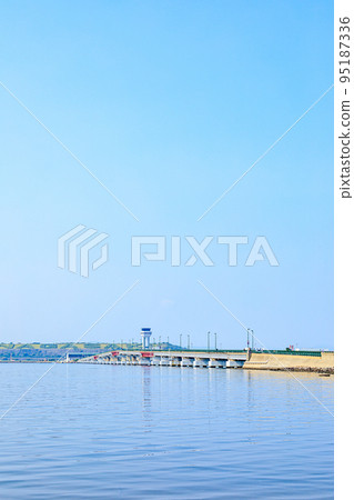 從初秋的玻璃海灘看到的長崎機場 長崎縣大村市 從初秋的玻璃海灘看到的長崎機場 長崎縣大村市 95187336