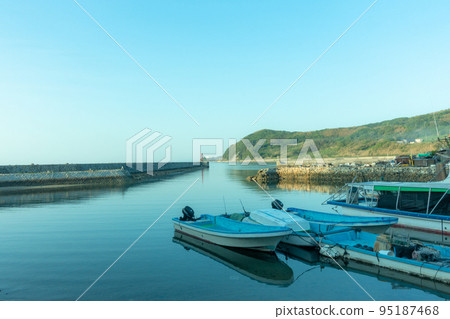 停泊在海灣的漁船 停泊在海灣的漁船 95187468