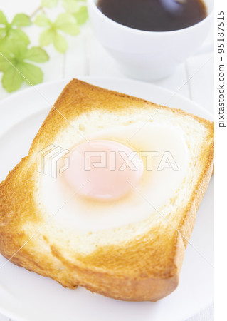 美味的煎蛋吐司和熱咖啡早晨 美味的煎蛋吐司和熱咖啡早晨 95187515