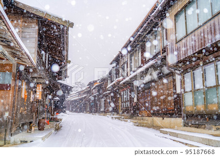 [Snow material] Snow falls in Narai-juku [Nagano Prefecture] 95187668