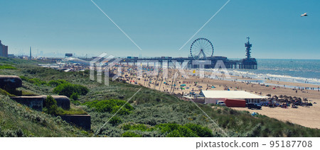 Panoramic view of the ferris wheel in Scheveningen, Netherlands 95187708