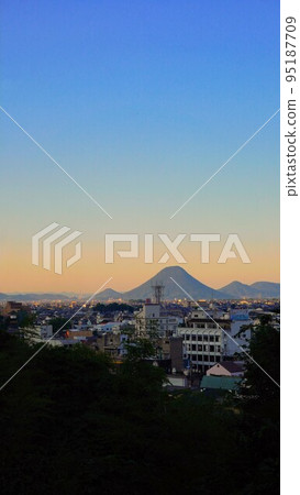 Sanuki Fuji, Mt. Iino, and the Sanuki plain seen from Kotohira Park Observatory [Kotohira Town, Nakatado District, Kagawa Prefecture] 95187709