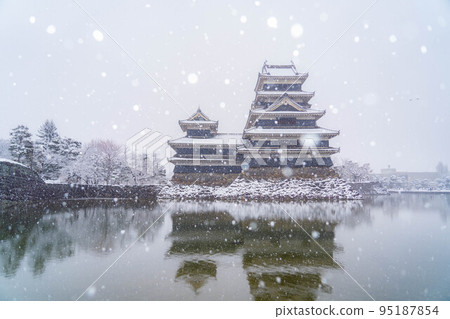 [冬季素材]松本城雪景[長野縣] 95187854