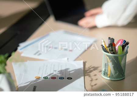 在辦公桌和筆記本電腦工作的女性手的照片 在辦公桌和筆記本電腦工作的女性手的照片 95188017