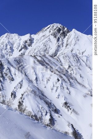 雪中的五龍山 雪山登山 雪中的五龍山 雪山登山 95188108