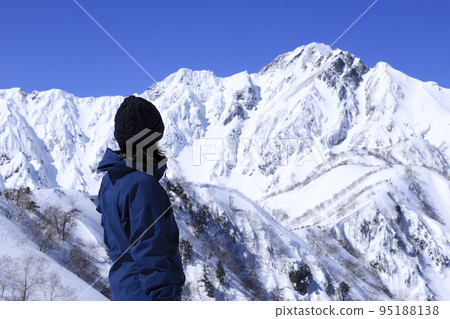 登山者看五龍山 95188138