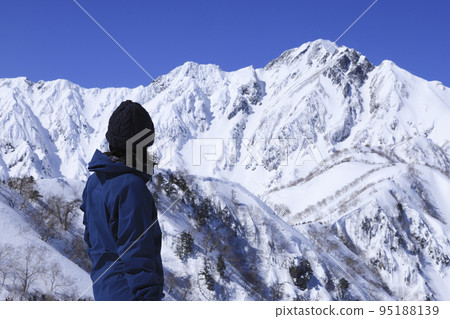 登山者看五龍山 登山者看五龍山 95188139