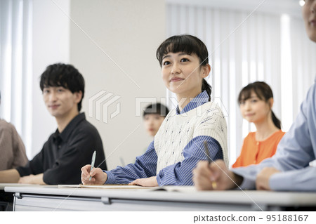 參加研討會和講座的青年男女 參加研討會和講座的青年男女 95188167