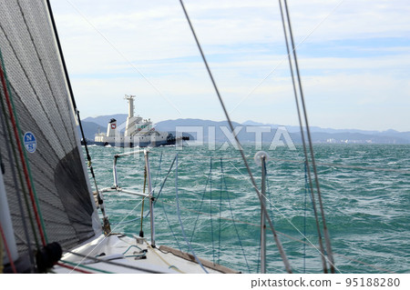 A tugboat navigating the Tomogashima Channel 95188280