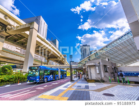 日本橫濱市街景橫濱站東口（中）和出發的碧沙藍（轉運車） 95188975