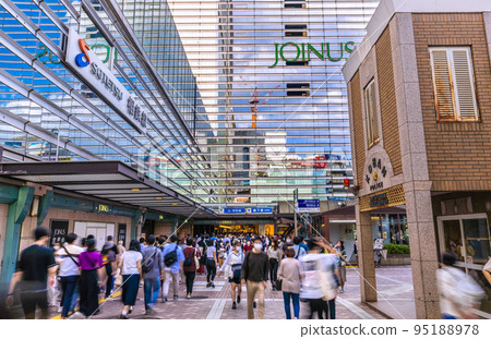 Yokohama cityscape in Japan October. It's still a corona wreck, but there are no restrictions on movement... Yokohama Station, crowded on October 1st 95188978
