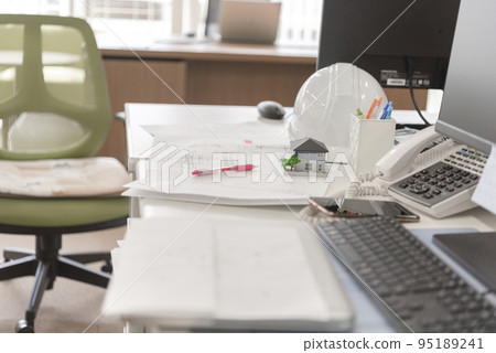 工程師的空辦公桌 95189241
