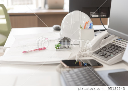 engineer's empty desk 95189243