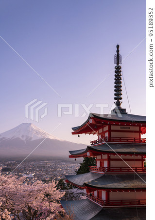 “山梨縣”富士山，櫻花和五層寶塔，春天的新倉山淺間公園 95189352