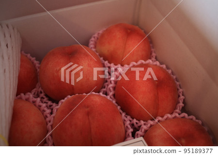 Boxed peaches 95189377