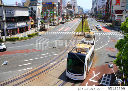 Toyohashi City, scenery of trams running 95189399