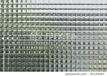 smoked glass. A material that prevents the inside from being seen. 95189487