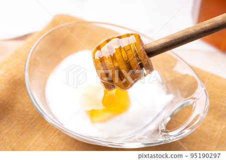 酸奶中的蜂蜜 酸奶中的蜂蜜 95190297