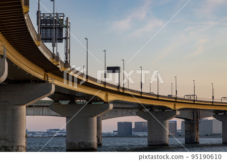 夕陽染紅的海面上的橋 夕陽染紅的海面上的橋 95190610