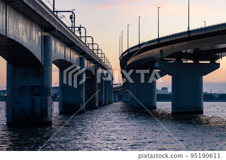夕陽染紅的海面上的橋 夕陽染紅的海面上的橋 95190611