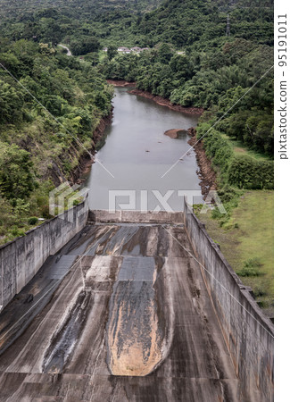 Drainage channels of large dams in dry season The water shortage. 95191011