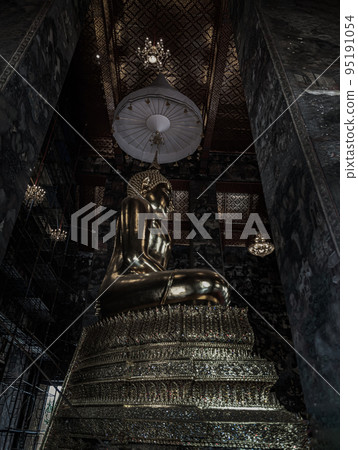 Side view of Golden buddha statue or Golden buddha image in Monastery at Wat phra chettuphon wimon mangkhalaram ratchaworamahawihan. Side view of Golden buddha statue or Golden buddha image in Monastery at Wat phra chettuphon wimon mangkhalaram ratchaworamahawihan. 95191054